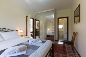 B9 Crawley Apartment 1 BRM & Sleepout near UWA, Perth